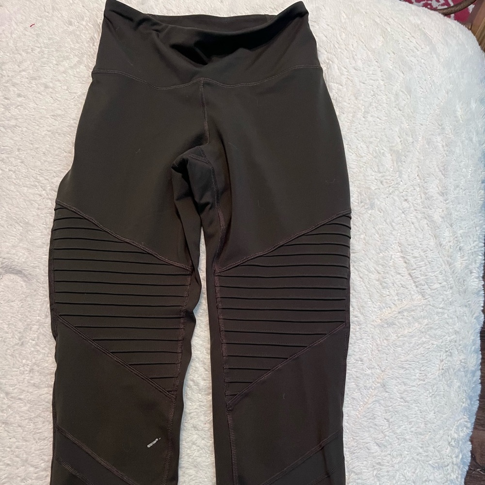 Old Navy women’s leggings. Active brand. Size is faded but is small.